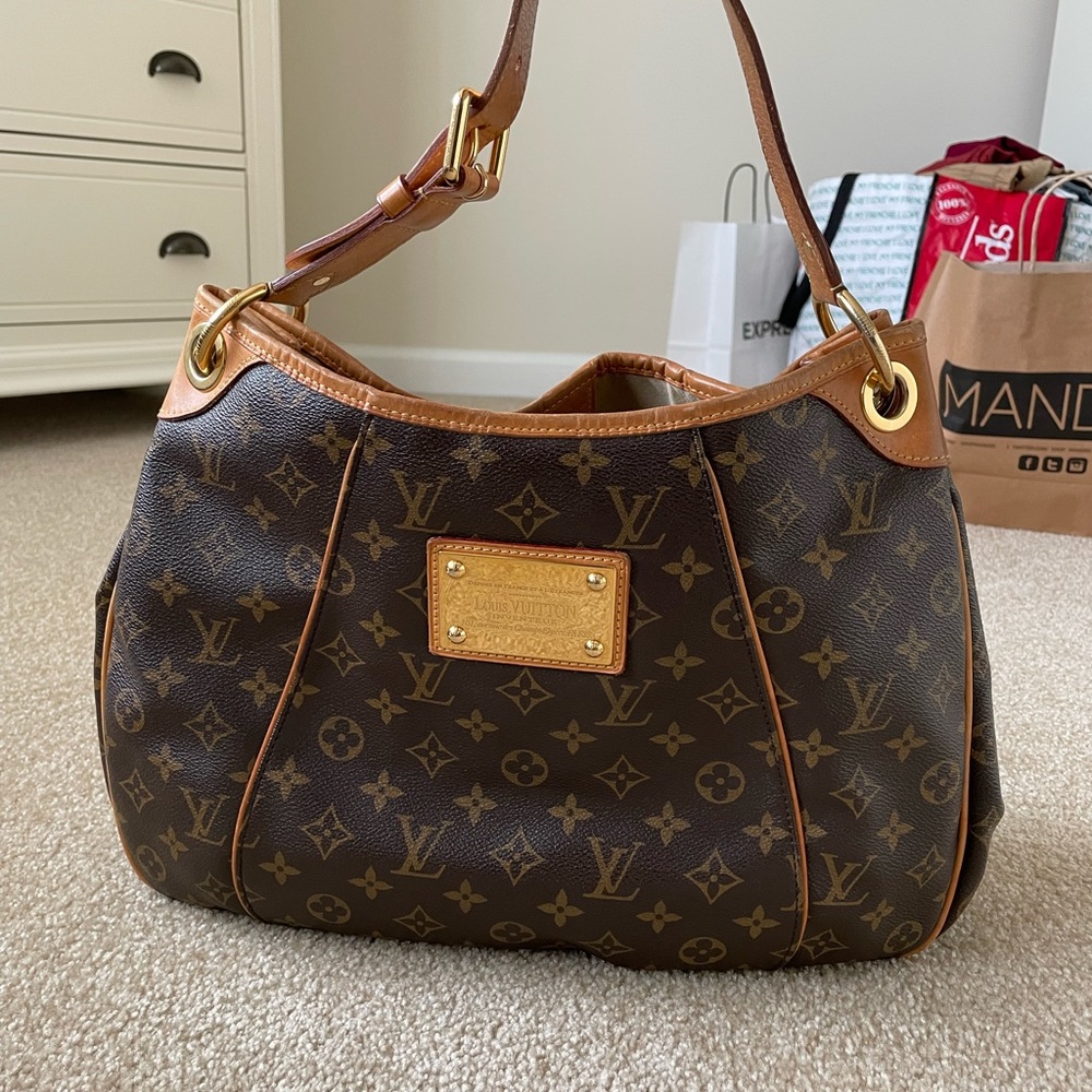 Louis Vuitton Galliera PM Shoulder Bag in Monogram Canvas